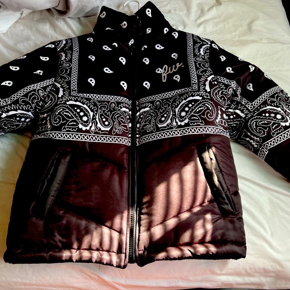 Black paisley zip up light-weight jacket. Unisex xs